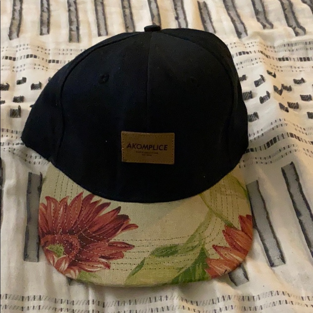 Akonplice hat